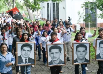 Represión en Nicaragua alcanza a estudiante hondureño: expulsado por fotografiar bandera rojinegra