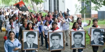 Represión en Nicaragua alcanza a estudiante hondureño: expulsado por fotografiar bandera rojinegra