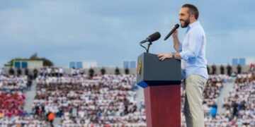 Nayib Bukele anuncia 50,000 becas para jóvenes en El Salvador