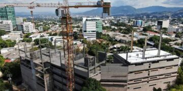 El Salvador acelera su economía: actividad crece 5.6 %, su nivel más alto de 2026 pese al freno de las remesas