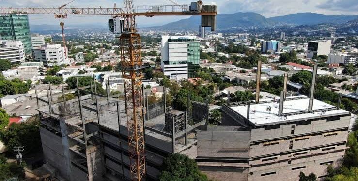 El Salvador acelera su economía: actividad crece 5.6 %, su nivel más alto de 2026 pese al freno de las remesas