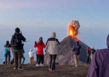 Volcán de Fuego en Guatemala mantiene actividad eruptiva y obliga a evacuar a cientos de personas