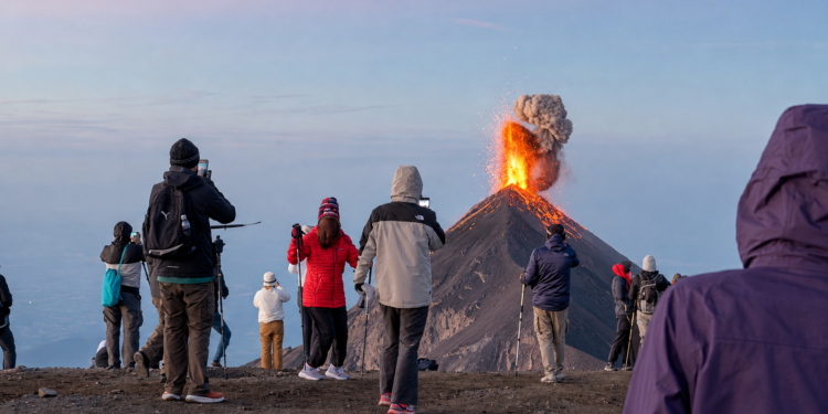 Volcán de Fuego en Guatemala mantiene actividad eruptiva y obliga a evacuar a cientos de personas