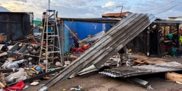 Alcaldía de San Salvador retira cientos de puestos callejeros en los alrededores del mercado más grande del país