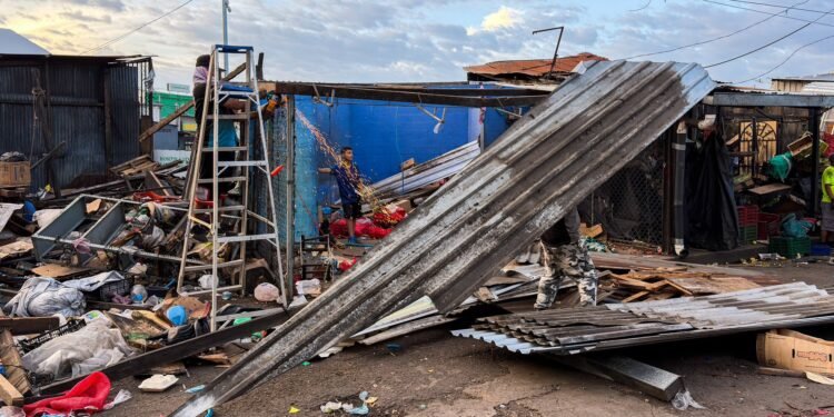 Alcaldía de San Salvador retira cientos de puestos callejeros en los alrededores del mercado más grande del país