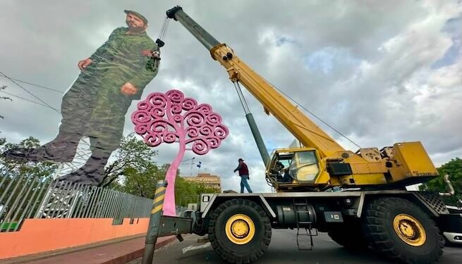 La dictadura de Nicaragua instala estatua del fallecido dictador cubano Fidel Castro en Managua