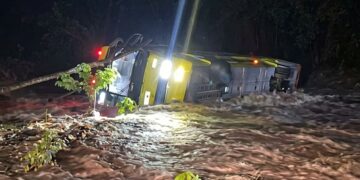 Bus es arrastrado por río en Guatemala y deja más de 20 pasajeros atendidos