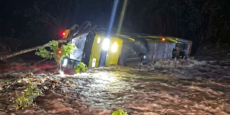 Bus es arrastrado por río en Guatemala y deja más de 20 pasajeros atendidos