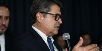 Fiscalía de Honduras pide prisión preventiva para expresidente Juan Orlando Hernández mientras él denuncia persecución política