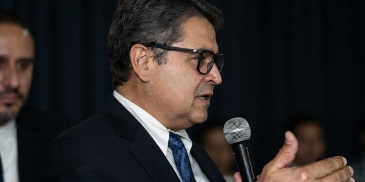 Fiscalía de Honduras pide prisión preventiva para expresidente Juan Orlando Hernández mientras él denuncia persecución política