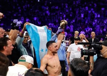 Estadounidense-hondureño Teófimo López conquista el título mundial welter y se corona campeón en tres divisiones