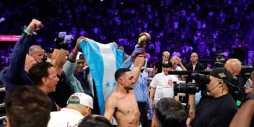 Estadounidense-hondureño Teófimo López conquista el título mundial welter y se corona campeón en tres divisiones