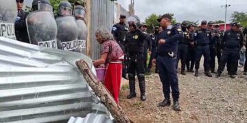 Anciana desalojada por policías antimotines en Guatemala provoca disturbios y el incendio de la casa de una jueza