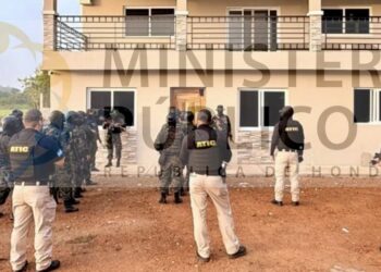 Ministerio Público de Honduras reporta arrestos y decomisos de armas en operativos contra red de narcotráfico en Puerto Cortés