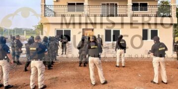 Ministerio Público de Honduras reporta arrestos y decomisos de armas en operativos contra red de narcotráfico en Puerto Cortés
