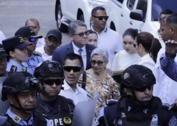 Expresidente Juan Orlando Hernández dice estar en “indefensión” al comparecer ante un juez en Honduras por lavado de activos