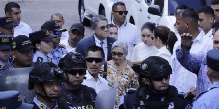 Expresidente Juan Orlando Hernández dice estar en “indefensión” al comparecer ante un juez en Honduras por lavado de activos