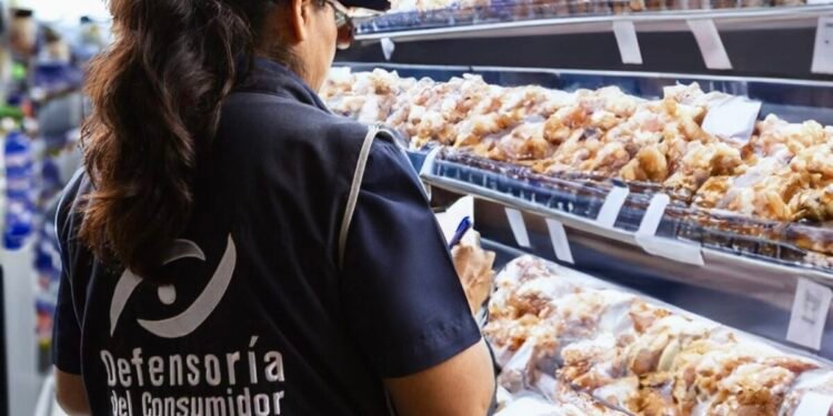 El Salvador retira más de 3,000 productos vencidos del mercado durante operativos de protección al consumidor