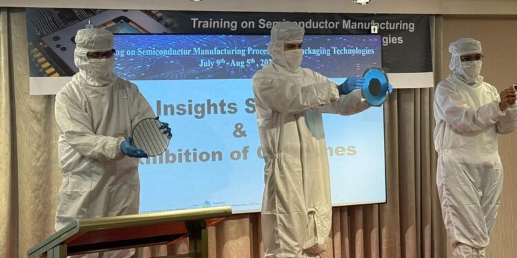 Taiwán capacita a profesionales guatemaltecos en manufactura y empaquetado de semiconductores