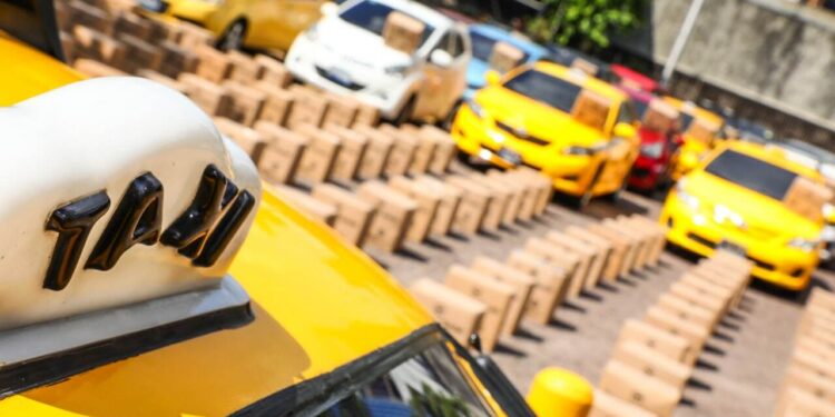 Colores de los taxis en Centroamérica cambian por historia, leyes y hasta por el calor del clima