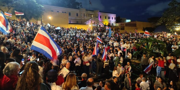 Costa Rica: miles salen en defensa del Poder Judicial ante acusaciones de “golpistas” del gobierno