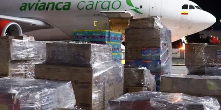 Primer avión con ayuda humanitaria de El Salvador llega a Colombia