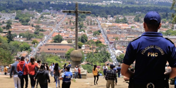 Más de 71 mil salvadoreños viajaron a Guatemala durante las fiestas agostinas