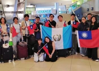 Becarios guatemaltecos parten a Taiwán para cursar estudios universitarios