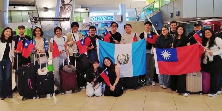 Becarios guatemaltecos parten a Taiwán para cursar estudios universitarios