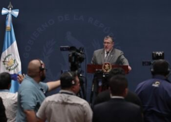 Presidente guatemalteco dice estar a la espera del apoyo legislativo para aprobar medidas contra alzas de combustibles
