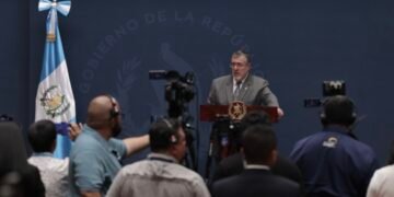 Presidente guatemalteco dice estar a la espera del apoyo legislativo para aprobar medidas contra alzas de combustibles