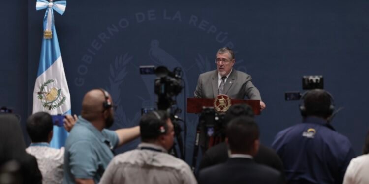 Presidente guatemalteco dice estar a la espera del apoyo legislativo para aprobar medidas contra alzas de combustibles