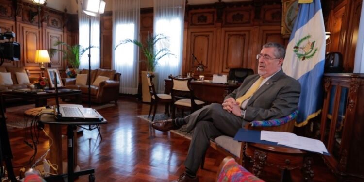 Guatemala apuesta por la negociación comercial para mantener condiciones favorables con EE UU, dice presidente Arévalo