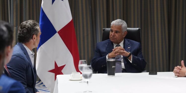 Presidente de Panamá dice “con el narcotráfico no se negocia y no se pacta” durante el Foro de las Américas contra los cárteles