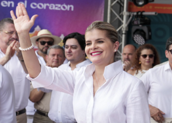 La presidenta costarricense Laura Fernández logra 74 % de aprobación inicial en primeros 100 días de gobierno