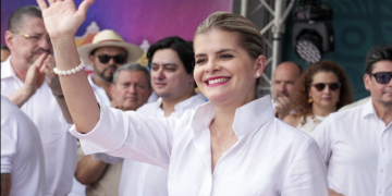 La presidenta costarricense Laura Fernández logra 74 % de aprobación inicial en primeros 100 días de gobierno