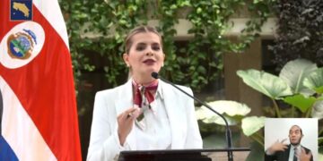 Presidenta de Costa Rica defiende pensiones a exmandatarios por considerarlo un “reconocimiento”