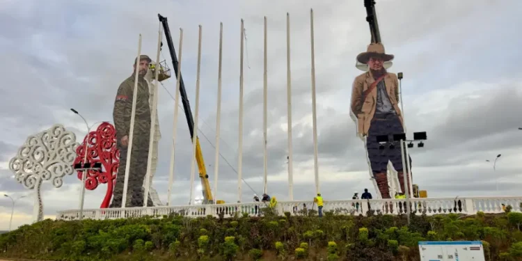 Dictadura de Nicaragua levanta dos estatuas gigantes mientras la pobreza sigue marcando al país