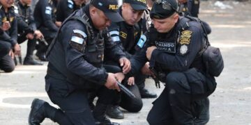 Guatemala recurrirá a armas reutilizadas para equipar a 3,400 nuevos policías mientras sigue pendiente una nueva compra