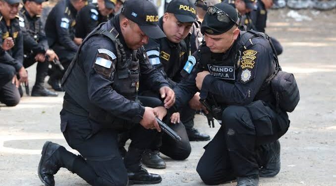 Guatemala recurrirá a armas reutilizadas para equipar a 3,400 nuevos policías mientras sigue pendiente una nueva compra