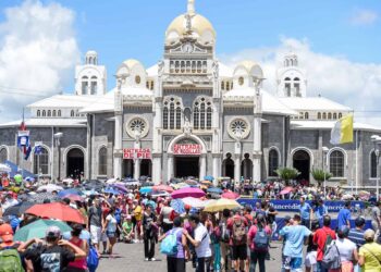 Más de dos millones de fieles peregrinan en Costa Rica en honor a la Virgen de los Ángeles
