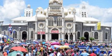 Más de dos millones de fieles peregrinan en Costa Rica en honor a la Virgen de los Ángeles