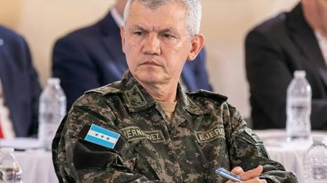 Exjefe militar de Honduras queda en libertad, pero tendrá tres restricciones por caso contra periodistas