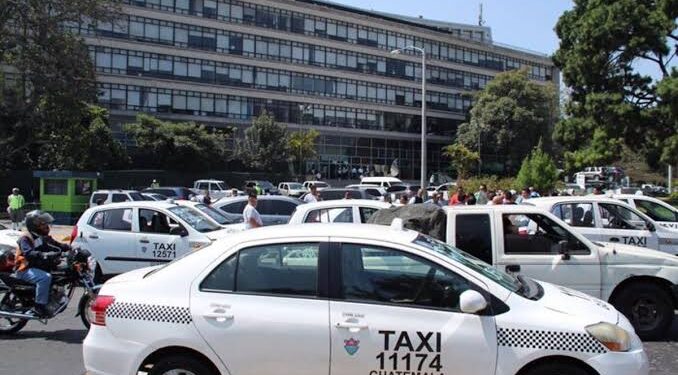 Taxistas de Guatemala convocan a nueva protesta por el alza de los combustibles y rechazan subsidio del Gobierno