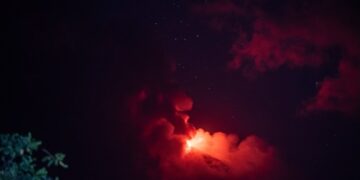 Ceniza del volcán de Fuego activa alerta aérea en Guatemala