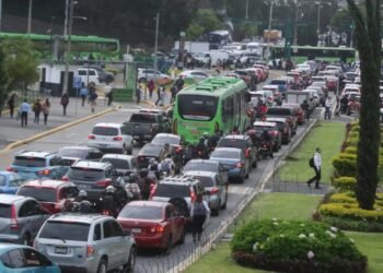 La capital guatemalteca suma 200 mil vehículos en 7 meses y el tráfico podría empeorar hasta 20 %