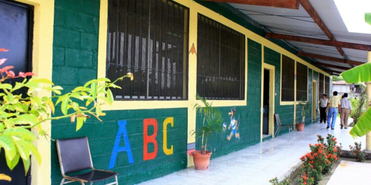 Cuatro de cada 10 centros educativos de Honduras tienen presencia de grupos delictivos y activan plan de seguridad para intervenirlos