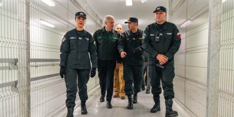 El modelo de Bukele cruza fronteras: Chile estrena megacárcel con 1,500 cámaras y capacidad para 2,320 reos