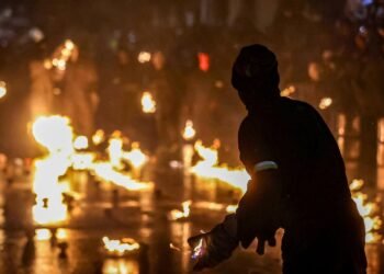 Salvadoreños reviven las Bolas de Fuego de Nejapa, una tradición que cumple 104 años