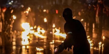 Salvadoreños reviven las Bolas de Fuego de Nejapa, una tradición que cumple 104 años